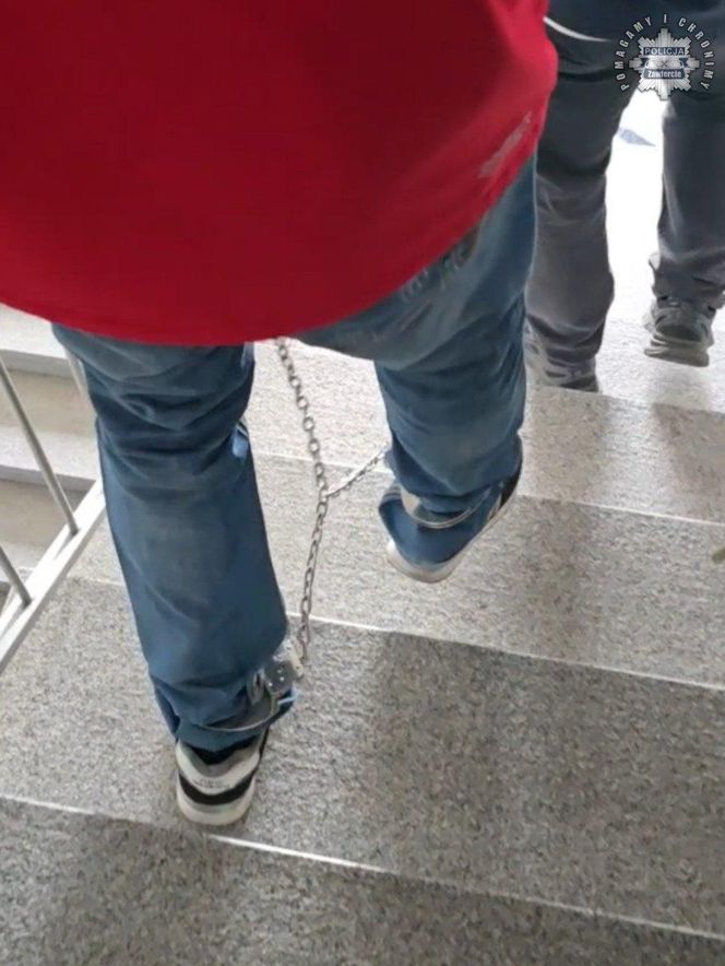 Nożownik z Zawiercia złapany, kiedy spał z siekierą. Wcześniej zaatakował nożem