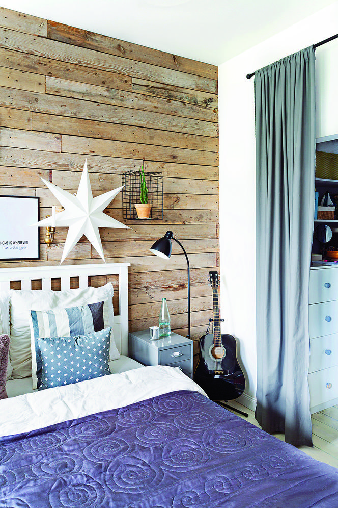 Sypialnia, drewniana ściana