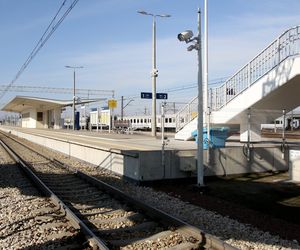  Takiego absurdu w Warszawie już dawno nie było. Mieszkańcy Pragi załamani po budowie kładki nad torami