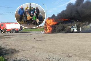 Spłonął autobus 15-osobowej rodziny zastępczej z Zabrza. Jest szczęśliwy finał