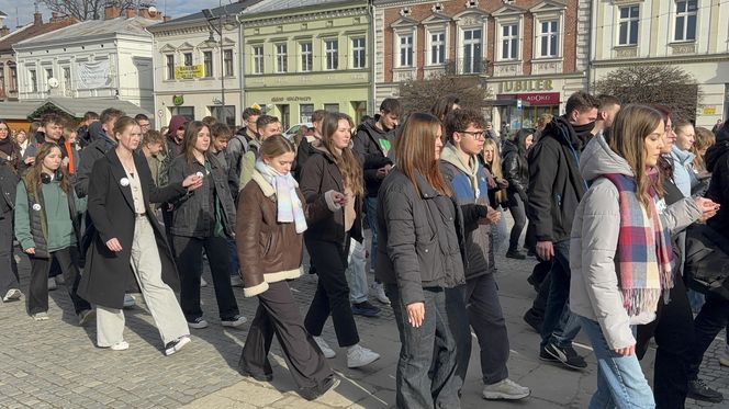 Maturzyści z Nowego Sącza zatańczyli poloneza na Rynku 