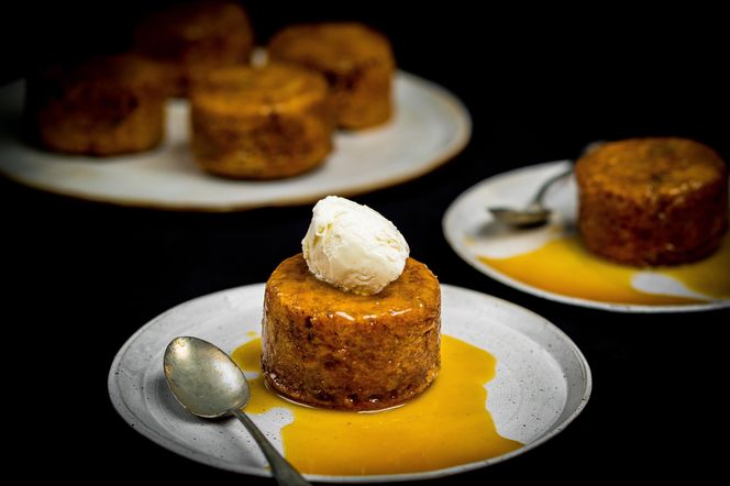 Klasyka brytyjskich słodkości. Sticky toffi pudding zaskoczy swoją głębią smaku