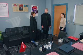 Zeynep drąży temat matki, Bülent ukrywa ojcostwo