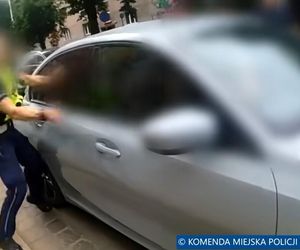 Wrocław. Policjanci rozbili szybę i siłą wyciągnęli 45-latkę z BMW. Nie chciała wysiąść [ZDJĘCIA].