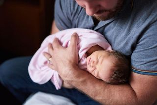 Urlop rodzicielski dla ojca jest coraz popularniejszy. Dlaczego tata dostaje wyższy zasiłek niż mama?