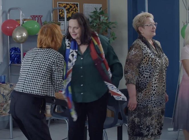 M jak miłość, po wakacjach. Krysia (Hanna Mikuć), pani Ola (Ewa Kolasińska)