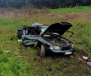 Osiek. Poważny wypadek na przejeździe kolejowym. 60-latek wjechał prosto pod pociąg [ZDJĘCIA].