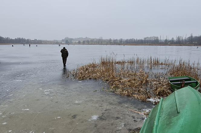 Wędkarze stapają po cienkim ludzie