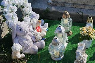 Ciężarówka, resorki i misie na grobie Jeremiaszka [GALERIA]