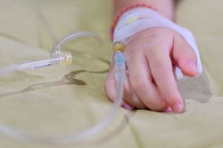 Z mózgu rocznej dziewczynki usunięto jej bliźniaka. Zdjęcia nie dla wrażliwych 