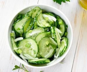 Błyskawiczna sałatka z ogórków do obiadu - prosty przepis na oszukane pikle ogórkowe