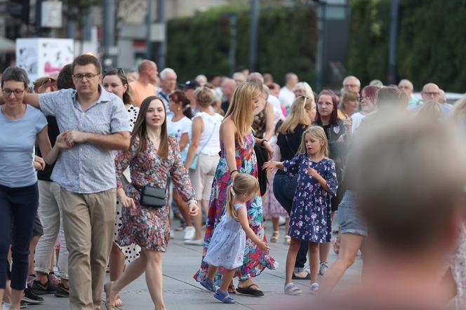 Potańcówki przed Teatrem Śląskim w Katowicach. "Roztańczony Wyspiański" porwał tłumy