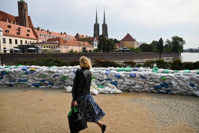 Powódź w Polsce 2024. Fala kulminacyjna przechodzi przez kolejne miasta. Wielkie sprzątanie w zniszczonych miejscowościach