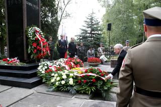 Uroczystości pod pomnikiem Gloria VIctis 