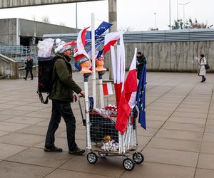 Konwencja KO w Gliwicach. Tusk, Trzaskowski, Protest związkowców i sprzedaż flag Polski i UE