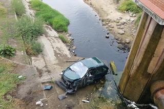 Auto przebiło barierki i wleciało do ujścia Trynki do Wisły w Grudziądzu