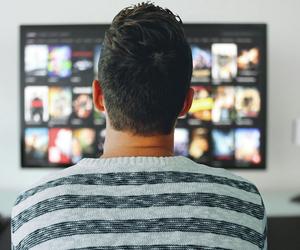 Abonament RTV za Netflixa? Prawnik wyjaśnia, czy trzeba płacić, jeśli ogląda się filmy na telewizorze