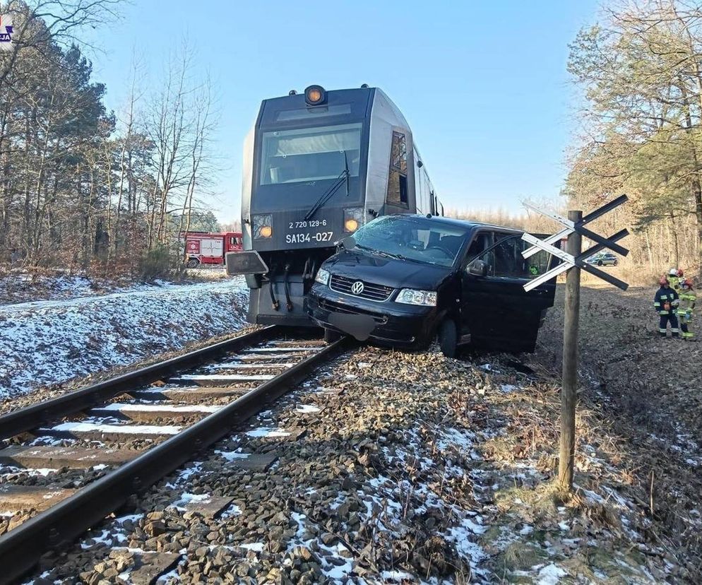 Lubelskie. Wypadek na przejeździe kolejowym. Kierowca busa wjechał wprost pod szynobus