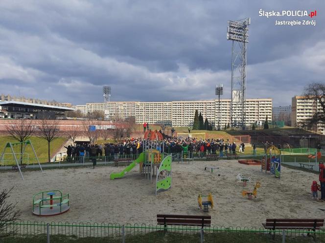 Jastrzębie-Zdrój: Kibice protestowali przed stadionem. Nie podobają im się obostrzenia. Interweniowała policja, posypały się mandaty [ZDJĘCIA]