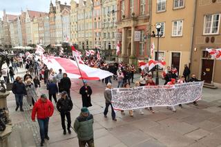 Dwa narody z flagami w tych samych barwach. Gdańsk solidarny z Białorusią 