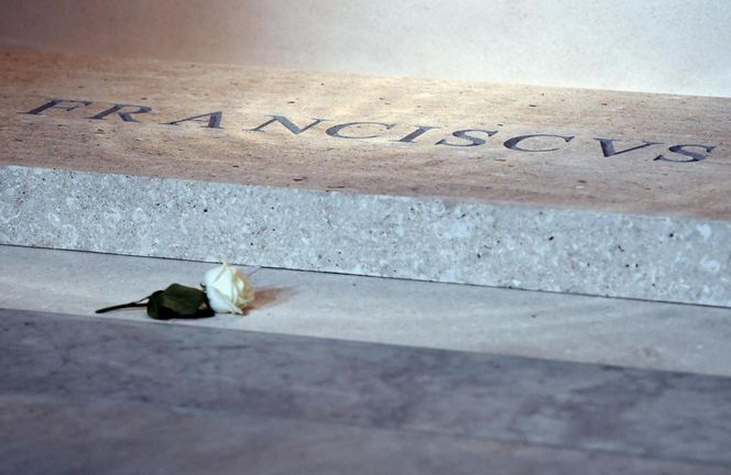 Wierni odwiedzają grób papieża Franciszka