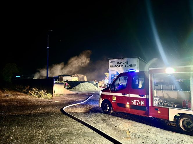 Groźny pożar w Rusinowicach. Paliła się hala z węglem