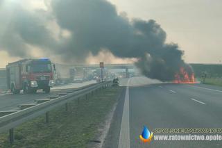 Autostrada A4 zablokowana. Pali się bus