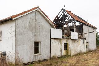 Opuszczony dom po tragedii 