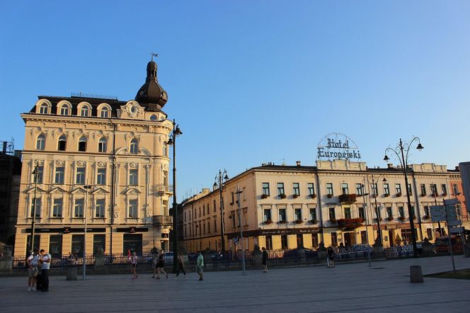 To jeden z najsłynniejszych budynków w Krakowie. W PRL-u stał się własnością państwa