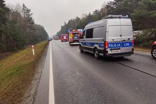 Wypadek na DK 25 pod Bydgoszczą. Cysterna wypadła z drogi i zatrzymała się na drzewie