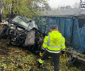 Wypadek w Tarnowskich Górach. Nietrzeźwy 18-latek wyleciał z drogi i uderzył w wagon pociągu. Jedna osoba w szpitalu