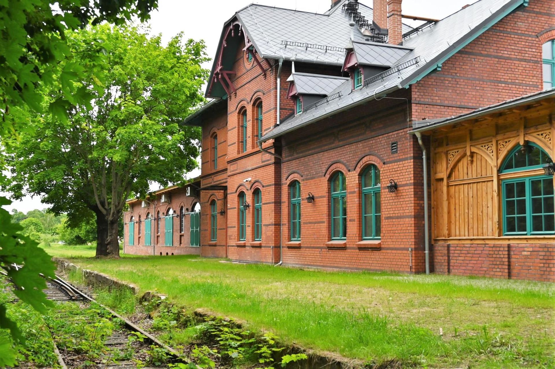 Dworzec w Leśnej po remoncie 