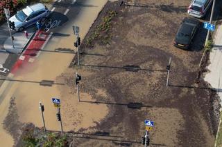 Ulica Abrahama jak rwąca rzeka. Mieszkańcy i pływalnia bez wody