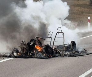 Jeziorki. Auto stanęło w płomieniach. Kierowca uciekł w ostatniej chwili