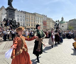 Polonez wiosenny na Rynku Głównym w Krakowie