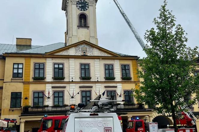 Pożar wieży ratuszowej w Cieszynie. Z Ratusza ewakuowano pracowników i petentów