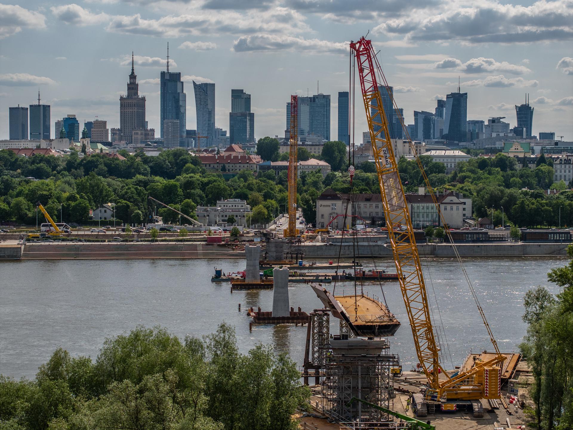 Kładka przez Wisłę w Warszawie: montaż ustroju nośnego