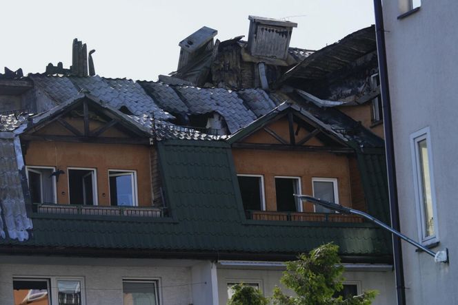  Zniszczenia bloku mieszkalnego po pożarze w Ząbkach
