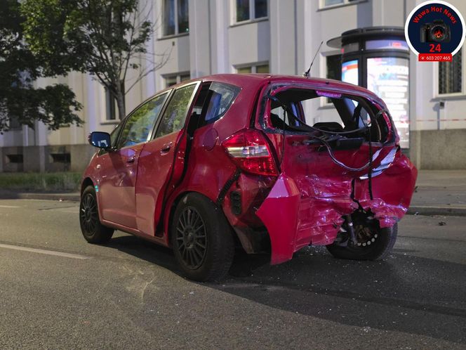 na skrzyżowaniu Alei Niepodległości i Odyńca w dzielnicy Mokotów