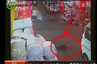 Chiny: 2-latka przejechana przez dwa samochody - YOUTUBE. Nikt nie pomógł konającemu dziecku ZDJĘCIA 