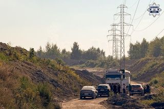 Potężne uderzenie w mafię śmieciową na Śląsku. Zamiast utylizować, zakopywali tony śmieci w Piekarach Śląskich