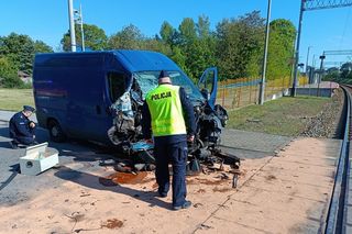 Zderzenie lokomotywy z busem pod Brzezinami. Fatalny wypadek na przejeździe kolejowym