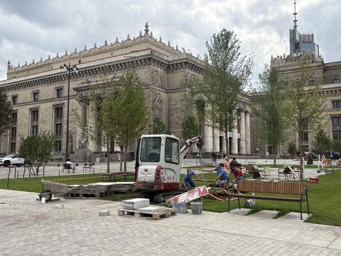 Absurd roku w Warszawie. Zrywają zieleń na nowym pl. Centralnym. Zamiast niej będzie beton
