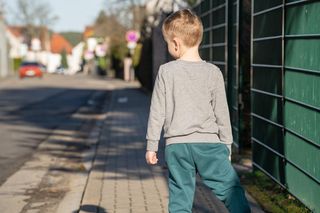 3-latek uciekł z przedszkola. Ubrał buciki, kurtkę otworzył drzwi i ruszył w kierunku domu