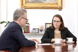 Wicenaczelny Super Expressu Hubert Biskupski w rozmowie z minister finansów Magdaleną Rzeczkowską