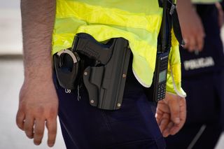 W krzakach przy McDonald's znaleziono pistolet. Policjant bał się do tego przyznać