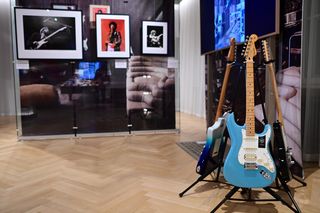 Strój Johnny’ego Deppa, oryginalne fotografie Helmuta Newtona i Douglasa Kirklanda! Wystawa „Ikony XX wieku” otwiera się dla publiczności