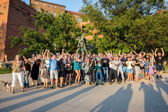 Zjechał już ze swoim tańcem kawał świata. Ostatnio zawitał do Krakowa! "Where The Heck is Matt?" [ZDJĘCIA, WIDEO]