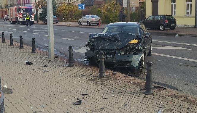 Jaguar staranował Skodę. Sprawca wypadku walczy o życie