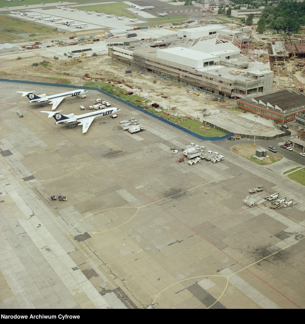 Terminal na lotnisku Okęcie z lat 90.